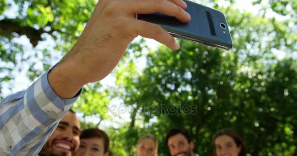 Grupo de amigos tomando selfie enquanto almoça — Vídeo de Stock