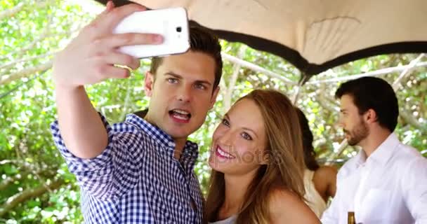 Casal feliz tirando selfie com telefone celular no balcão do bar — Vídeo de Stock