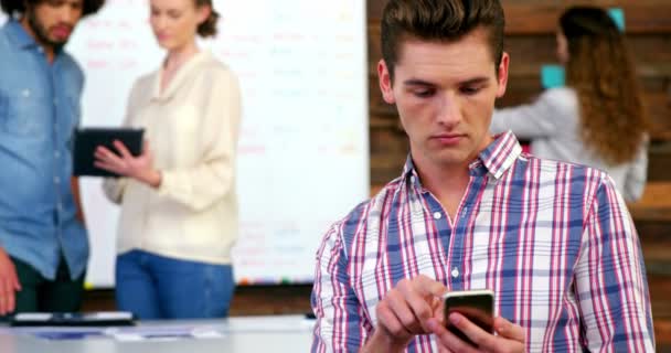 Eksekutif bisnis menggunakan telepon seluler dalam rapat — Stok Video