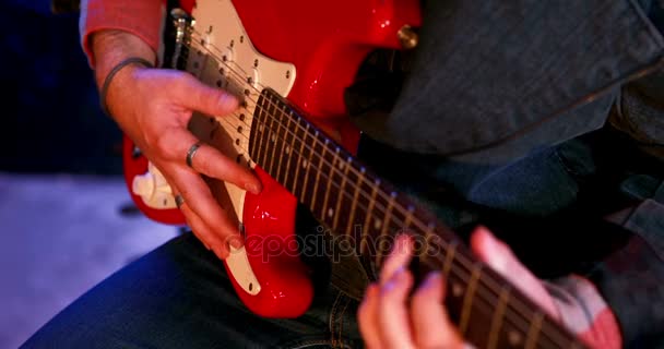 Mitten delen av musiker som spelar gitarr — Stockvideo