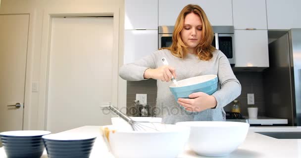 Kobieta mieszania ciasta w naczyniu do pieczenia — Wideo stockowe