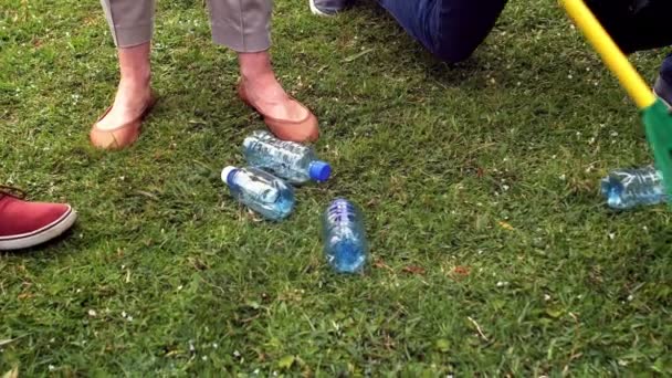 Vrijwilligers afhalen van vuilnis in park — Stockvideo