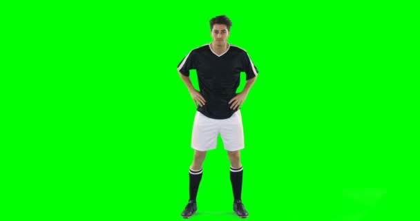 Jogador de futebol confiante em pé — Vídeo de Stock