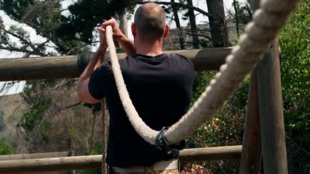 Homme militaire effectuant un exercice de corde — Video