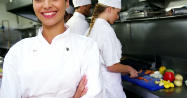 Retrato del chef con los brazos cruzados — Vídeo de stock