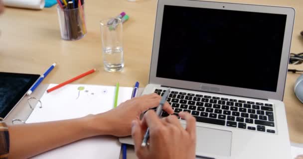 Бизнес-директор, работающий на ноутбуке — стоковое видео