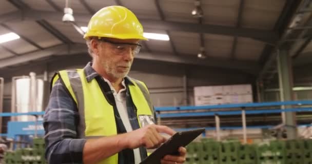 Arbeitnehmer mit digitalem Tablet — Stockvideo