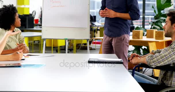 Ejecutivos de negocios discutiendo durante la reunión — Vídeos de Stock