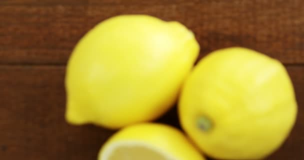 Повні та наполовину лимони на столі — стокове відео
