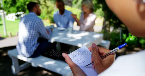 Camarera anotando una orden en un bloc de notas — Vídeos de Stock