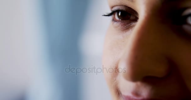 Hand of male doctor examining female patient eyes — Stock Video