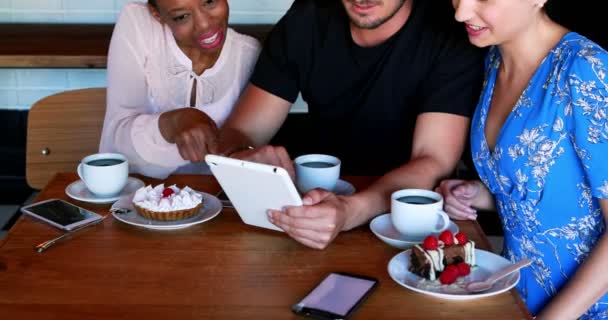 Φίλους χρησιμοποιώντας tablet ενώ έχοντας πρωινό — Αρχείο Βίντεο