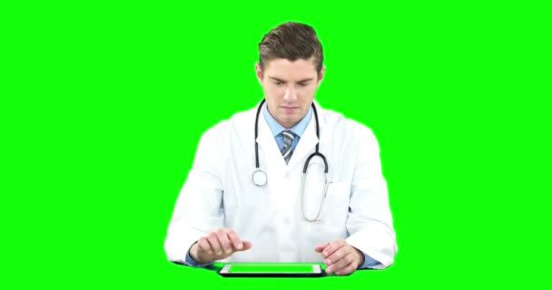 Doctor usando tableta digital — Vídeo de stock