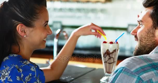 Ευτυχισμένο ζευγάρι αλληλεπίδραση ενώ έχοντας milkshake — Αρχείο Βίντεο