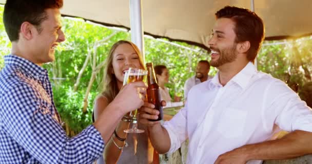 Vrienden voor het roosteren van drankjes in het restaurant — Stockvideo