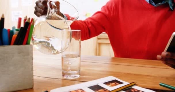 Man hälla kanna vatten i glas — Stockvideo