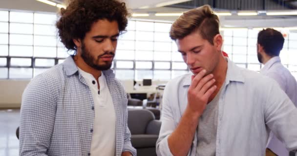 Deux dirigeants d'entreprise masculins qui interagissent — Video