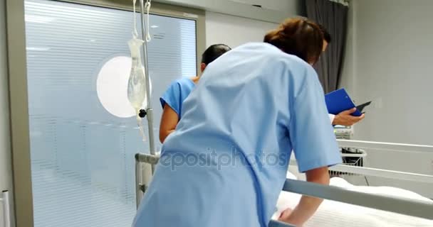Médicos colocando uma máscara de oxigênio — Vídeo de Stock