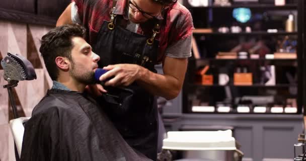 Hombre consiguiendo su barba recortada con trimmer — Vídeo de stock