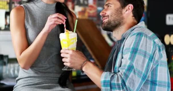 Ευτυχισμένο ζευγάρι αλληλεπίδραση ενώ έχοντας milkshake — Αρχείο Βίντεο