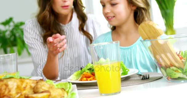 Moeder en dochter hebben gezonde maaltijd — Stockvideo