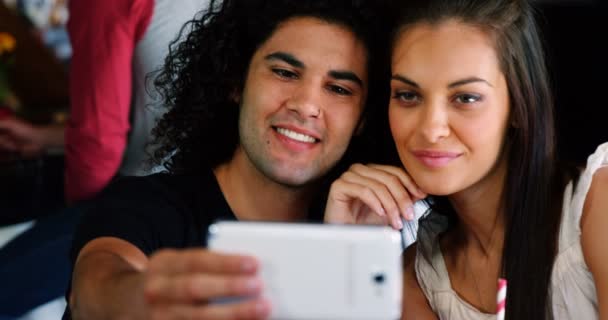 Paret tar selfie på mobiltelefon i pub — Stockvideo