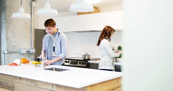 キッチンでの作業のカップル — ストック動画