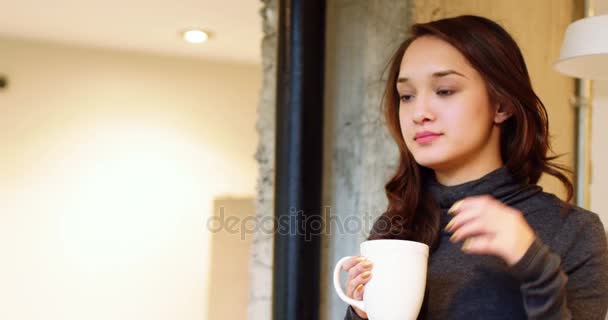 Hermosa mujer tomando una taza de café — Vídeos de Stock