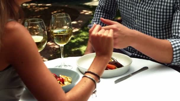 Hombre ofreciendo anillo de compromiso mientras que propone a la mujer — Vídeos de Stock