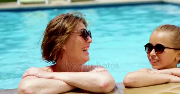 Família desfrutando na piscina — Vídeo de Stock