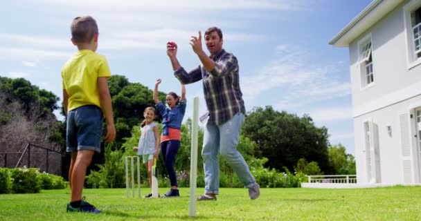 Famille heureuse jouant au cricket — Video