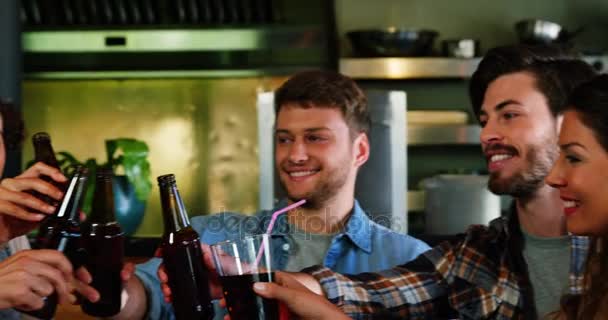 Przyjaciele opiekania napoje w restauracji — Wideo stockowe