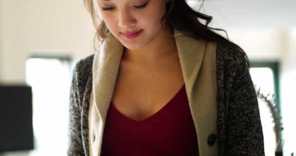 Hermosa mujer usando Tablet Digital — Vídeos de Stock