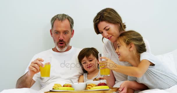 Family having breakfast in bedroom — Stock Video