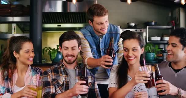 Přátel dohromady opékání nápoje v restauraci — Stock video