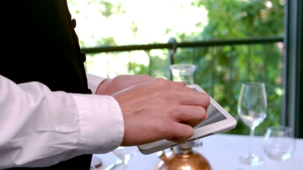 Číšníku, pomocí digitálních tabletu — Stock video