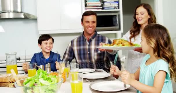 Familia teniendo una comida saludable juntos en casa — Vídeo de stock