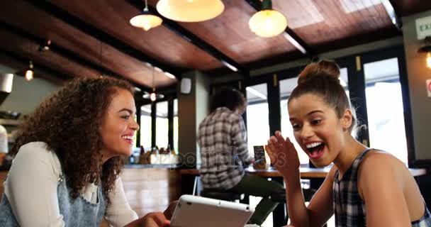 Vrienden met behulp van digitale tablet in restaurant — Stockvideo