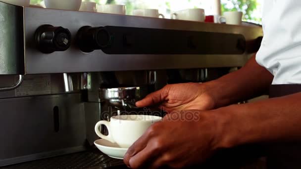 Metà sezione del cameriere facendo tazza di caffè al bancone in caffè — Video Stock