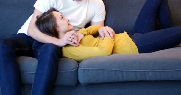 Пара игнорирует друг друга во время ссоры в гостиной — стоковое видео