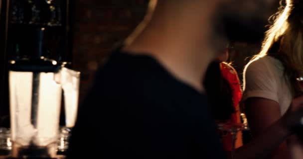 Amigos brindando bebidas juntos en el bar — Vídeo de stock