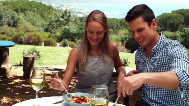 Sonriente pareja romántica disfrutando del almuerzo — Vídeo de stock