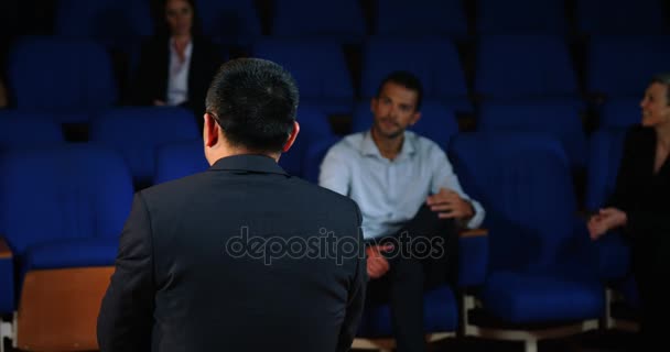 Uomo business executive parlando con i colleghi — Video Stock