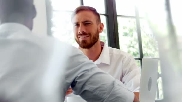 Businesspeople interacting with each other while having breakfast — Stock Video