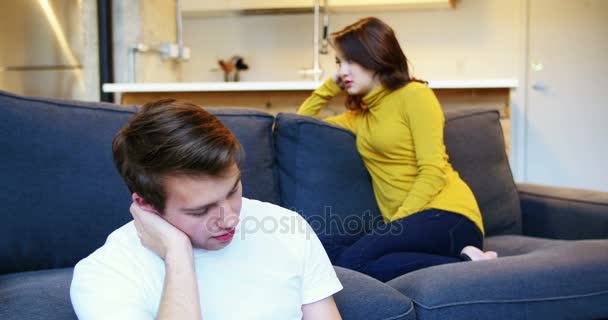 Mulher ignorando o homem enquanto briga na sala de estar — Vídeo de Stock