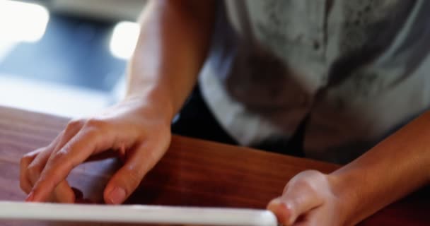 Mulher usando fone de ouvido realidade virtual e tablet digital — Vídeo de Stock