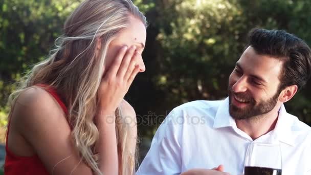 Uomo sorridente che offre anello di fidanzamento mentre propone alla donna — Video Stock