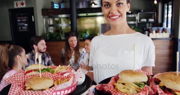 Cameriera che presenta il cibo nel ristorante — Video Stock