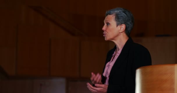 Ejecutiva femenina dando un discurso — Vídeos de Stock
