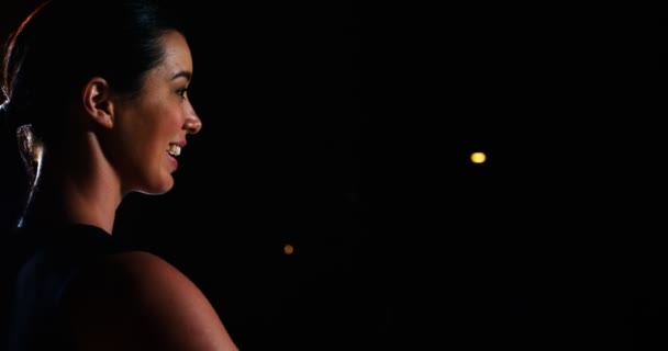 Mujer sonriente ejecutiva de negocios dando un discurso — Vídeo de stock